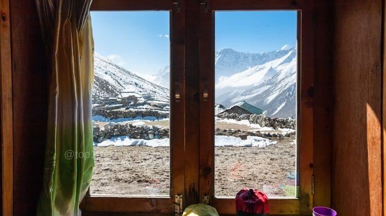 mountain view on everest trek